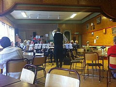 En god pause med kaffe og loddsalg...